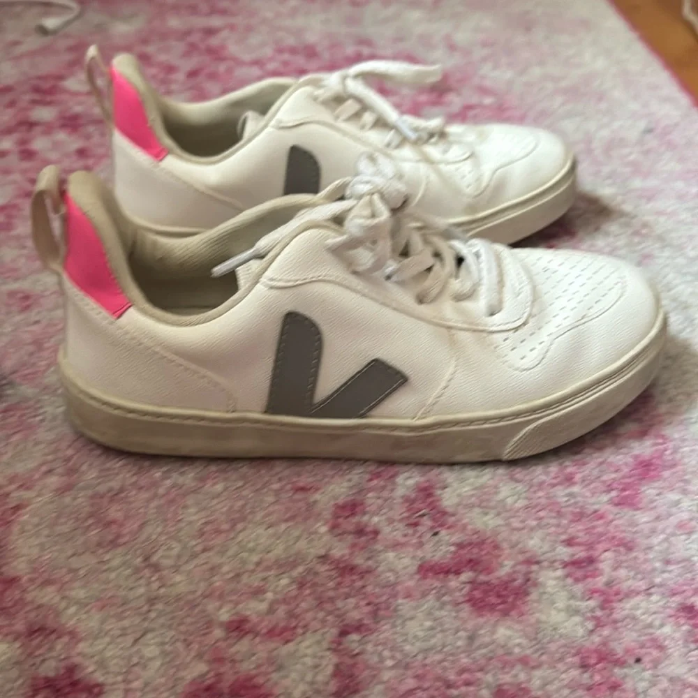 Girls Veja sneakers size girls US 3 Euro 34. Cute grey and pink combo. - Picture 1 of 3